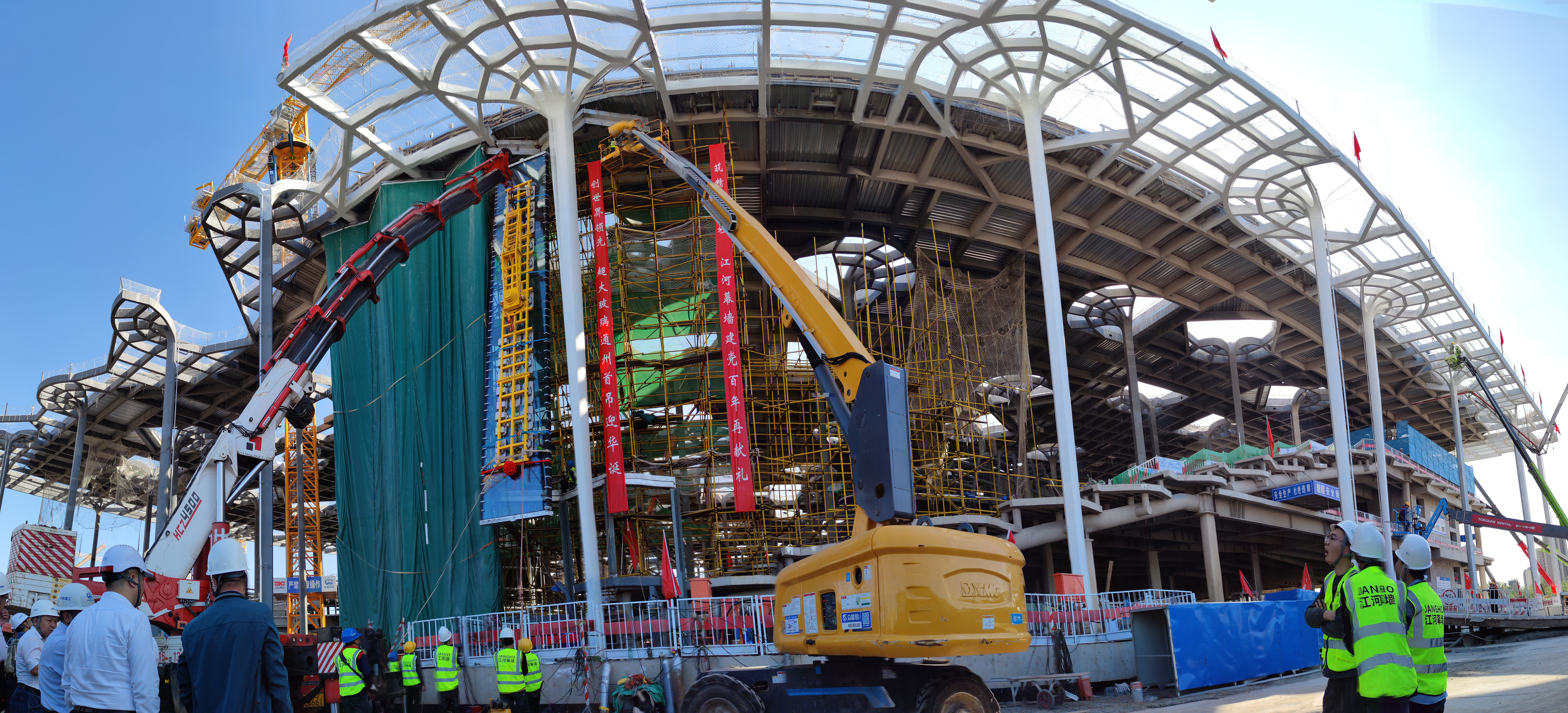世界首创!北京城市副中心图书馆项目超大玻璃成功挂装